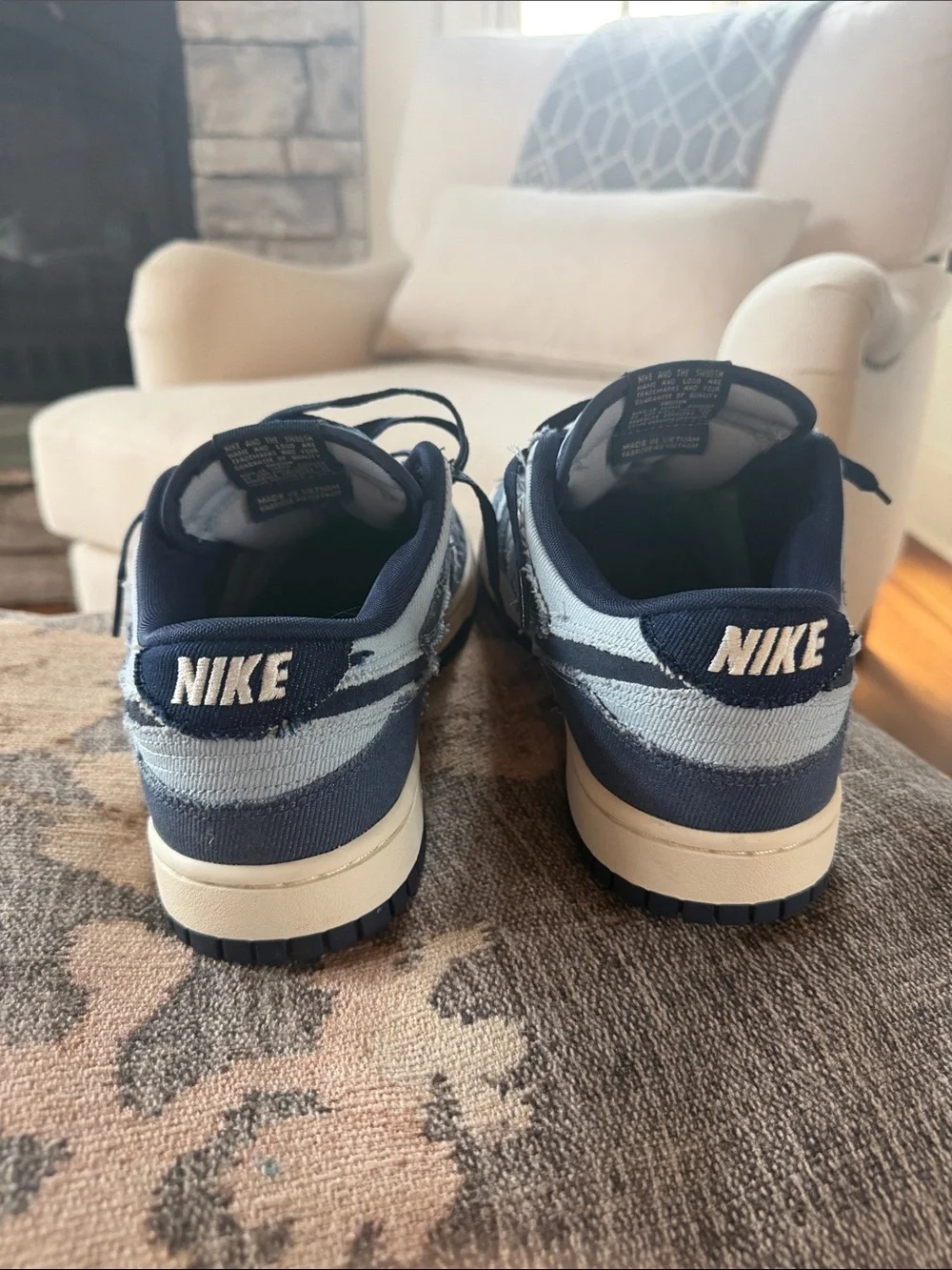 Nike Men’s Low-Top Sneakers in Navy and Light Blue